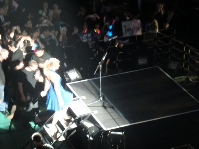 Taylor Swift — February 17 - Tokyo, Japan — photo 35