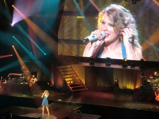 Taylor Swift — February 17 - Tokyo, Japan — photo 50