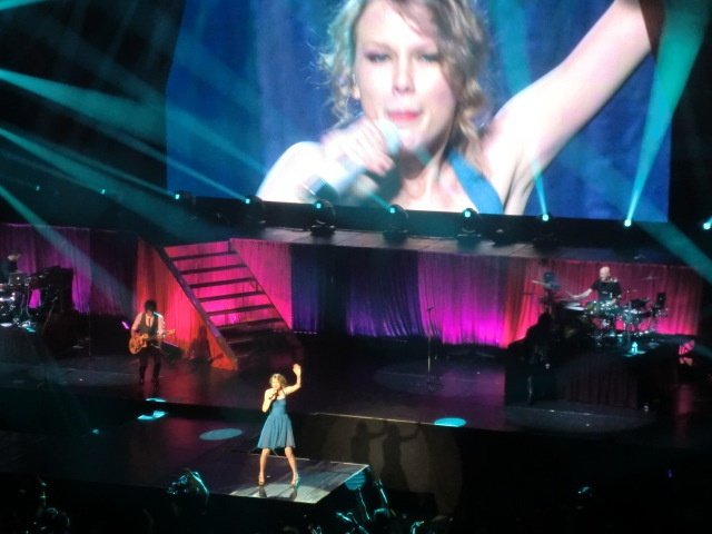 Taylor Swift — February 17 - Tokyo, Japan — photo 51