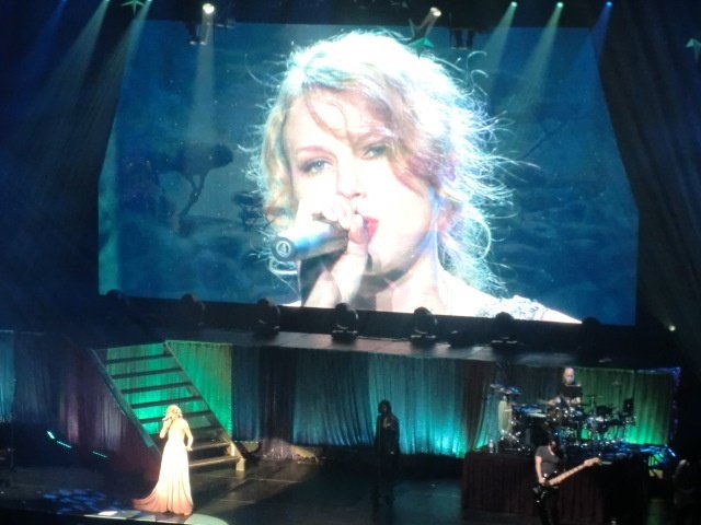 Taylor Swift — February 17 - Tokyo, Japan — photo 59