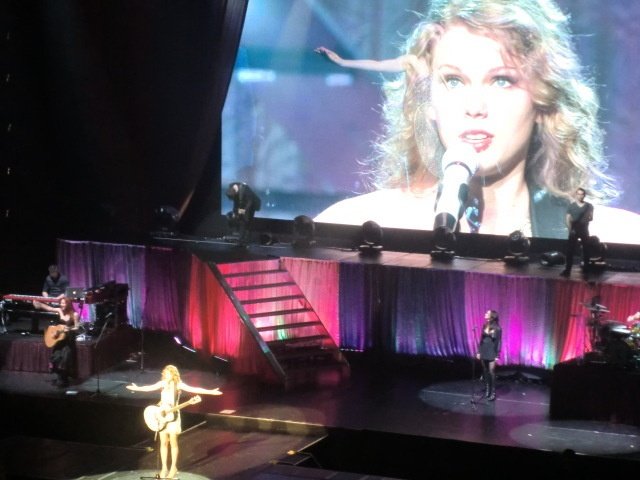 Taylor Swift — February 17 - Tokyo, Japan — photo 62