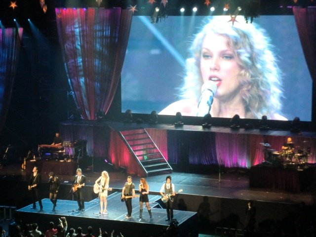 Taylor Swift — February 17 - Tokyo, Japan — photo 64