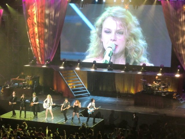 Taylor Swift — February 17 - Tokyo, Japan — photo 67
