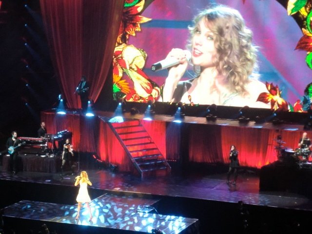 Taylor Swift — February 17 - Tokyo, Japan — photo 73