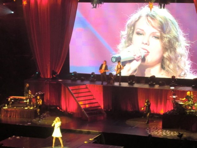 Taylor Swift — February 17 - Tokyo, Japan — photo 74