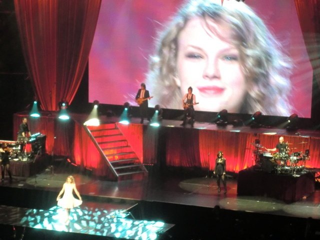 Taylor Swift — February 17 - Tokyo, Japan — photo 75