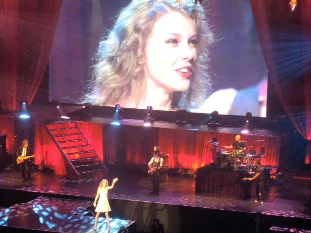 Taylor Swift — February 17 - Tokyo, Japan — photo 77