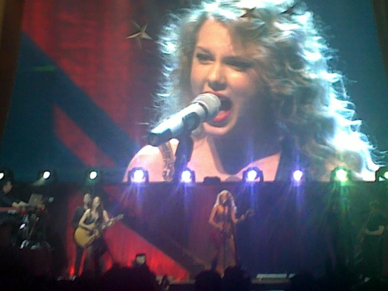 Taylor Swift — February 19 - Manila, Philippines — photo 8