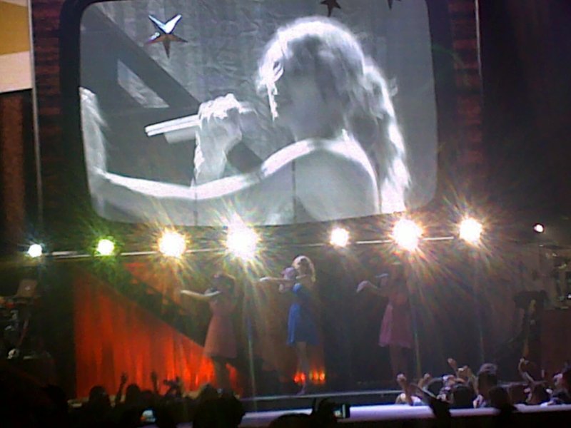 Taylor Swift — February 19 - Manila, Philippines — photo 21