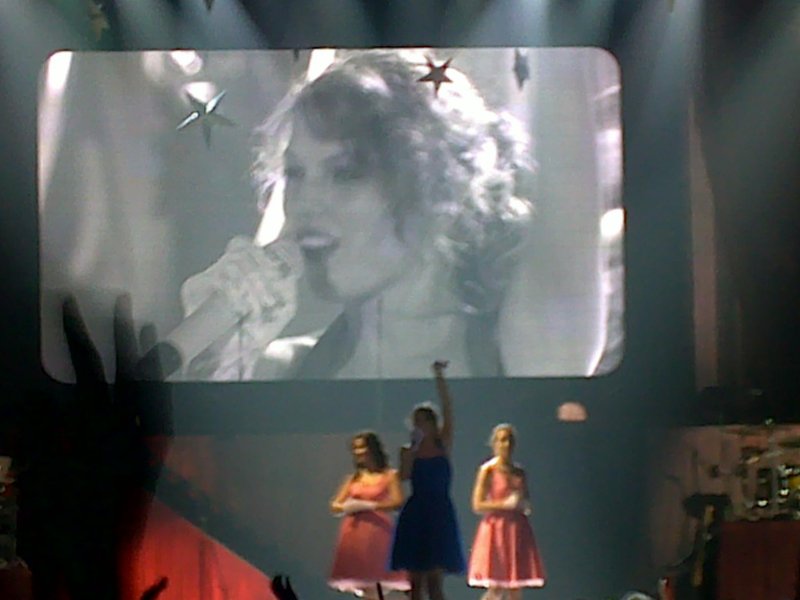 Taylor Swift — February 19 - Manila, Philippines — photo 24