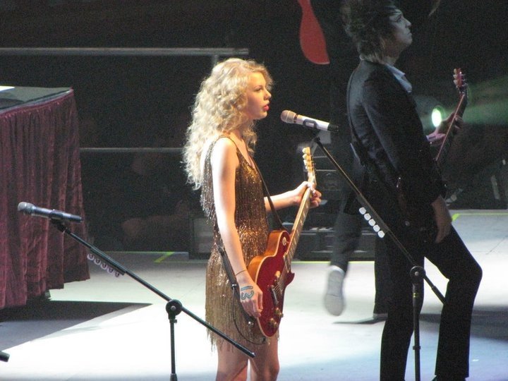 Taylor Swift — February 19 - Manila, Philippines — photo 58