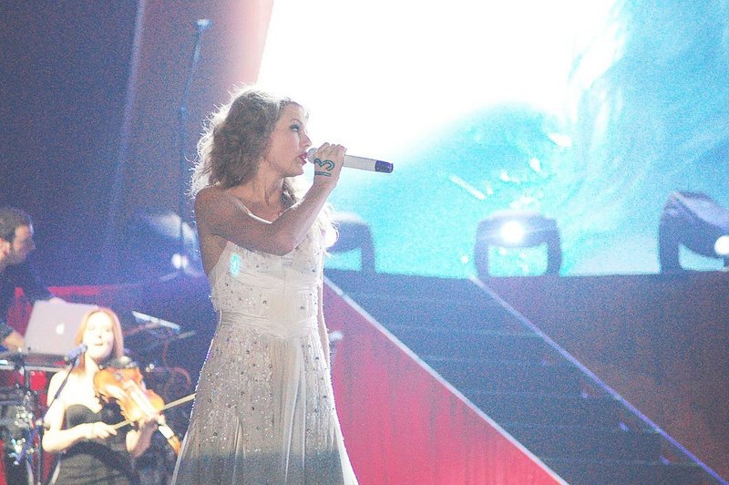 Taylor Swift — February 19 - Manila, Philippines — photo 104