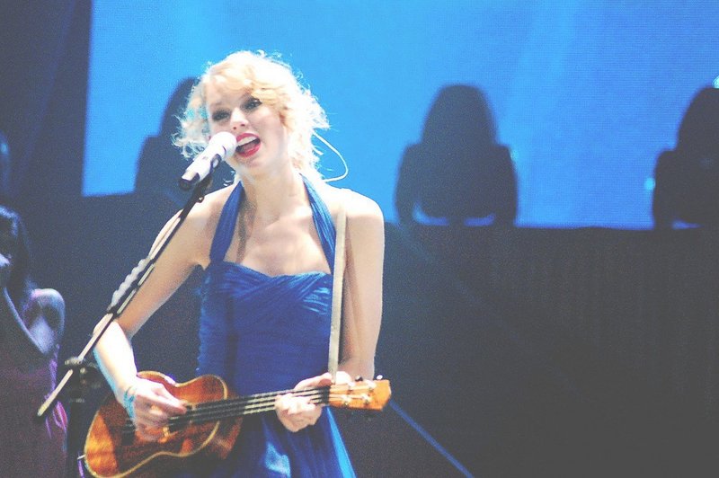 Taylor Swift — February 19 - Manila, Philippines — photo 141