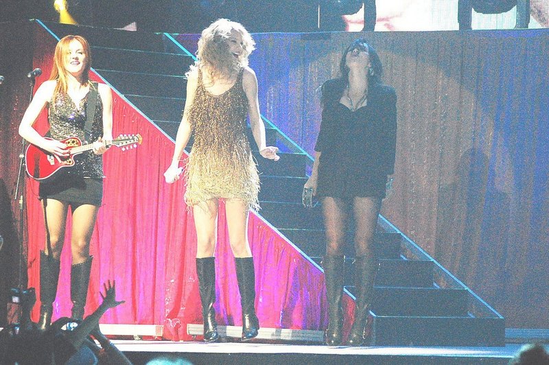 Taylor Swift — February 19 - Manila, Philippines — photo 168