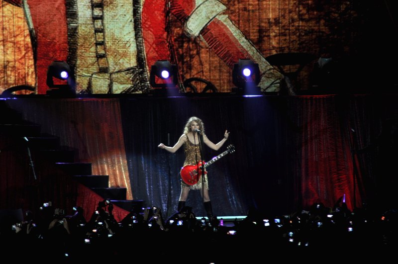 Taylor Swift — February 21 - Hong Kong, Hong Kong — photo 73