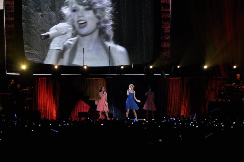 Taylor Swift — February 21 - Hong Kong, Hong Kong — photo 103