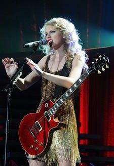 Taylor Swift — March 12 - Oberhausen, Germany — photo 3