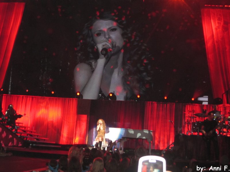 Taylor Swift — March 12 - Oberhausen, Germany — photo 42