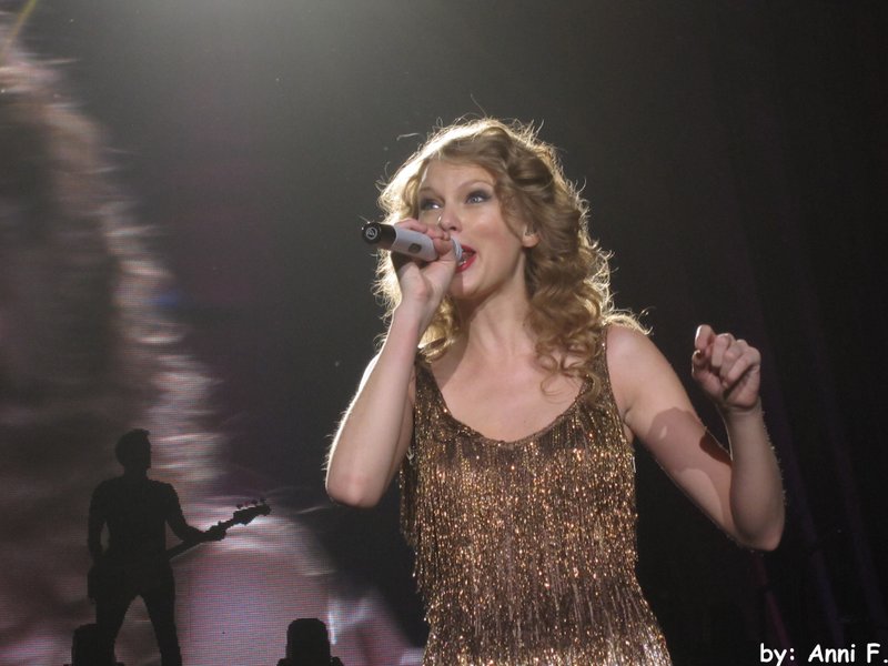 Taylor Swift — March 12 - Oberhausen, Germany — photo 45