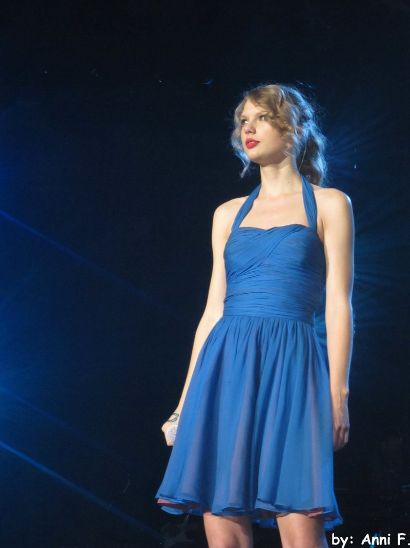 Taylor Swift — March 12 - Oberhausen, Germany — photo 46
