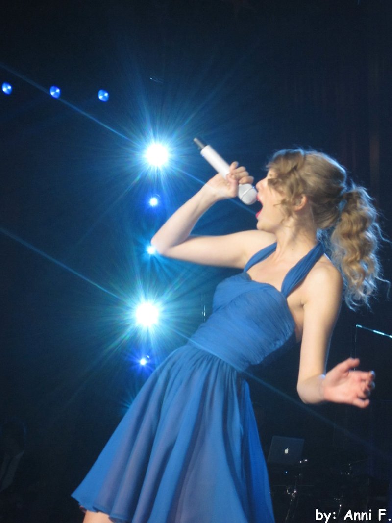 Taylor Swift — March 12 - Oberhausen, Germany — photo 48