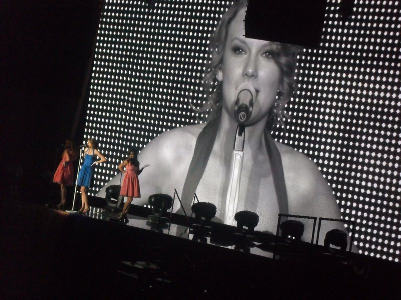 Taylor Swift — March 12 - Oberhausen, Germany — photo 137
