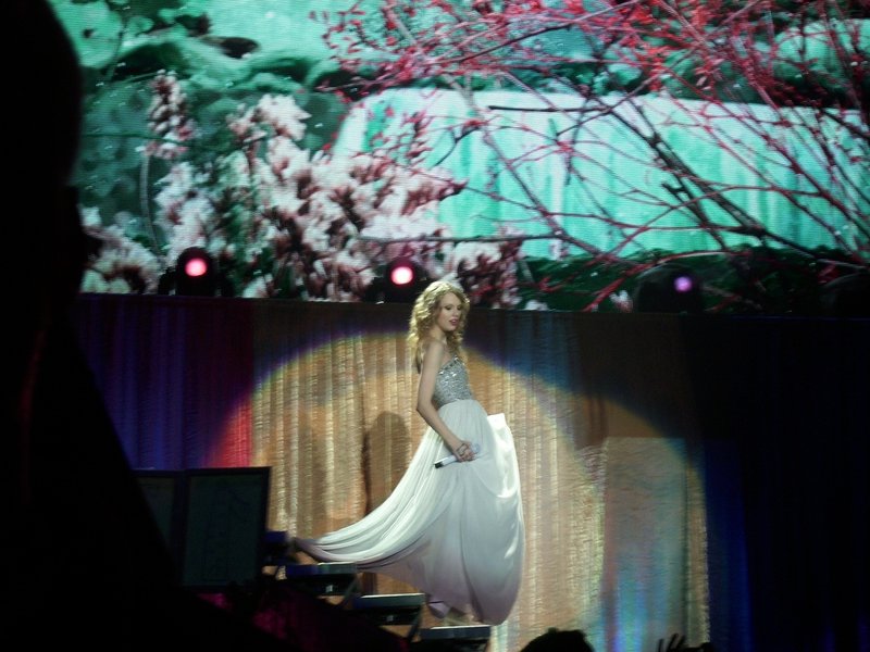 Taylor Swift — March 12 - Oberhausen, Germany — photo 152