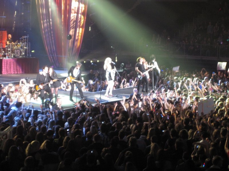 Taylor Swift — March 12 - Oberhausen, Germany — photo 185
