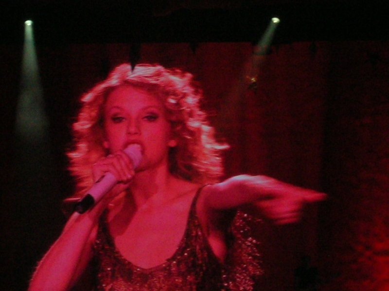 Taylor Swift — March 15 - Milan, Italy — photo 14