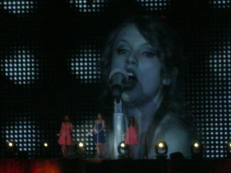 Taylor Swift — March 15 - Milan, Italy — photo 18