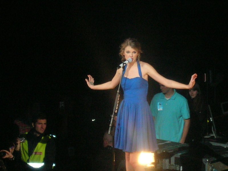 Taylor Swift — March 15 - Milan, Italy — photo 24