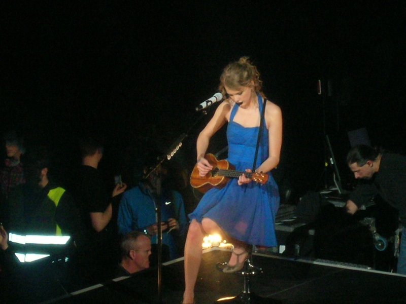 Taylor Swift — March 15 - Milan, Italy — photo 25