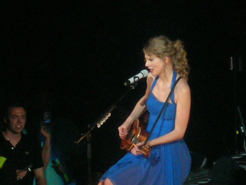 Taylor Swift — March 15 - Milan, Italy — photo 26