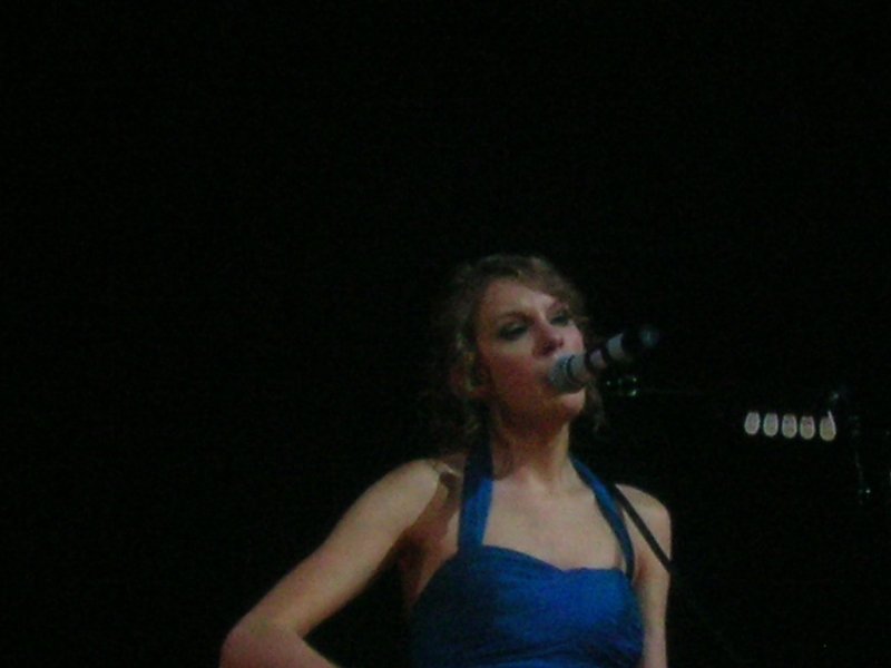 Taylor Swift — March 15 - Milan, Italy — photo 30