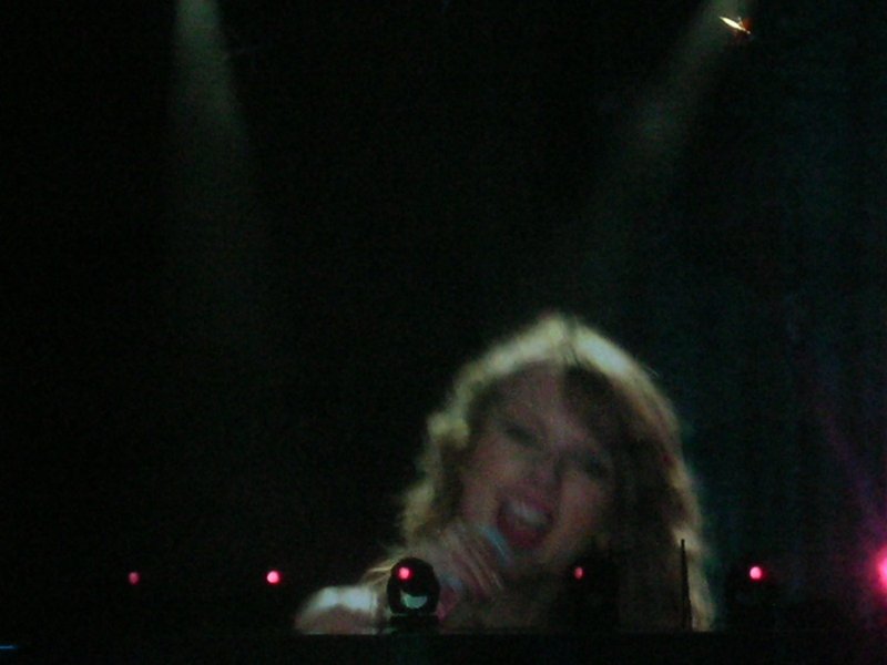Taylor Swift — March 15 - Milan, Italy — photo 40