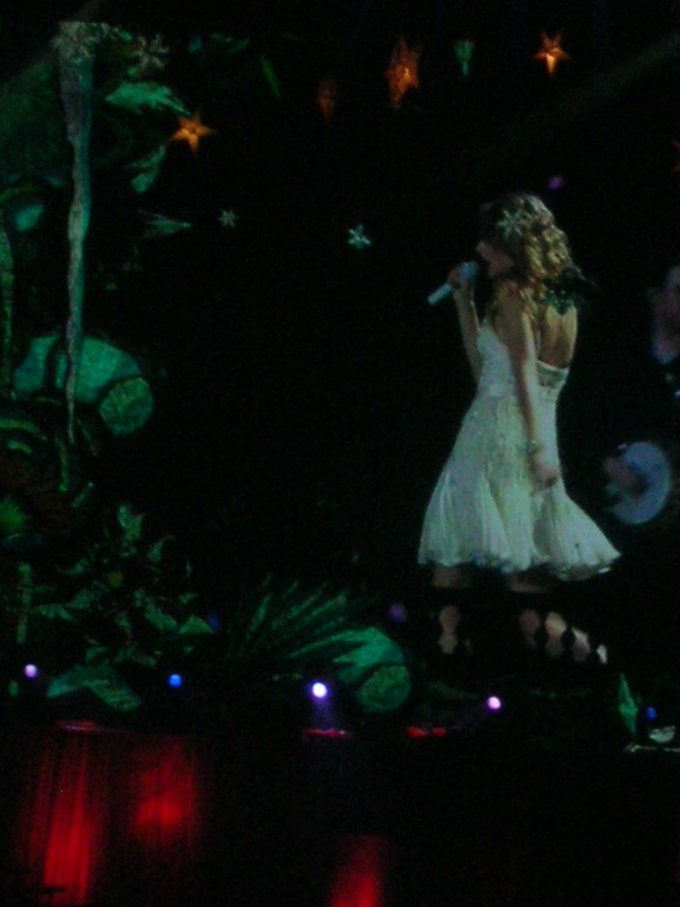 Taylor Swift — March 15 - Milan, Italy — photo 55