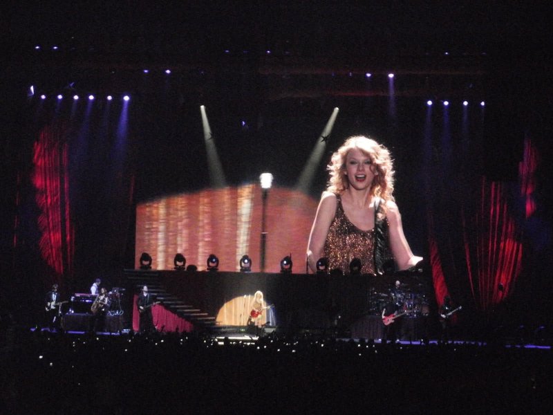 Taylor Swift — March 15 - Milan, Italy — photo 61