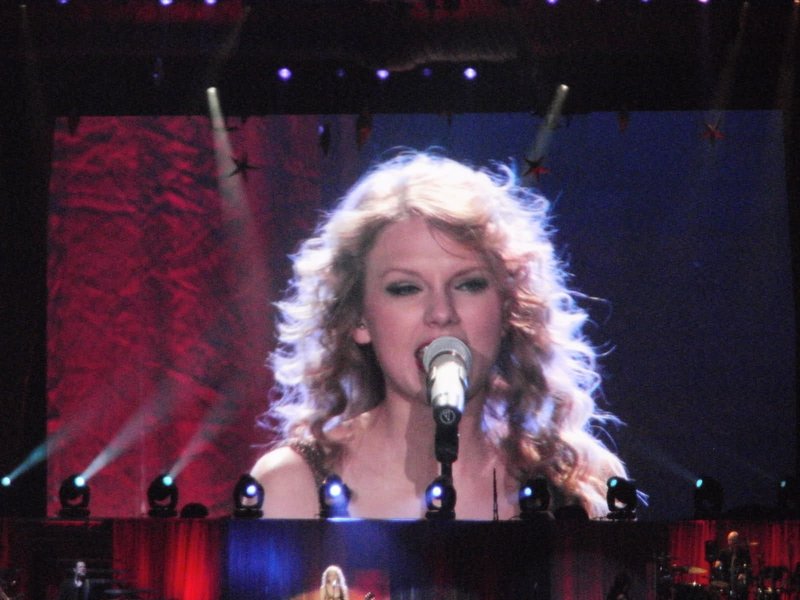 Taylor Swift — March 15 - Milan, Italy — photo 66