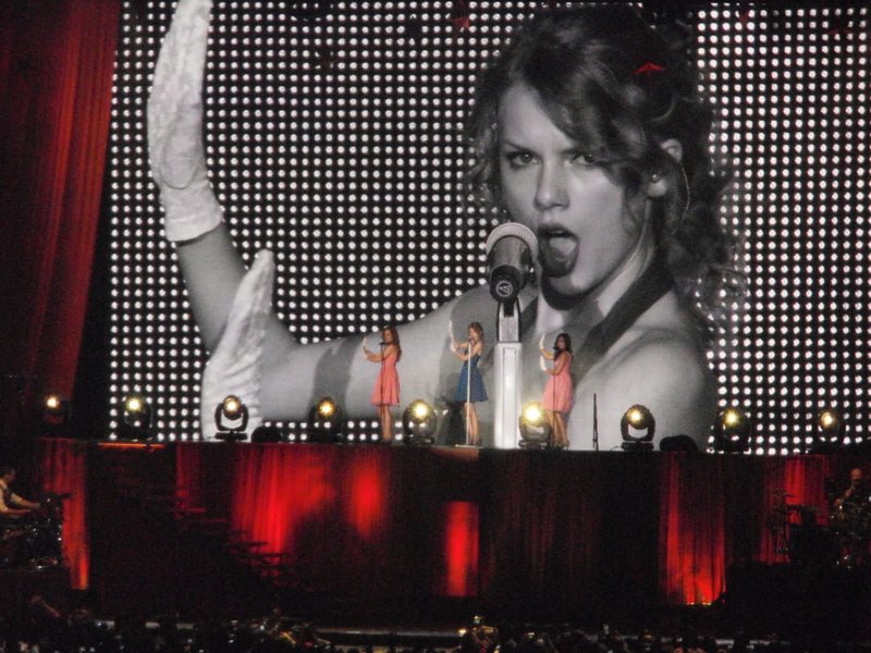 Taylor Swift — March 15 - Milan, Italy — photo 79