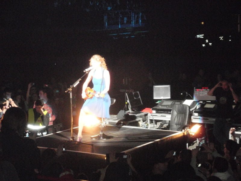 Taylor Swift — March 15 - Milan, Italy — photo 85