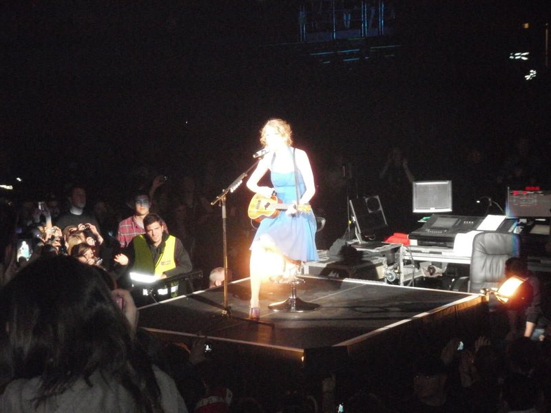 Taylor Swift — March 15 - Milan, Italy — photo 89
