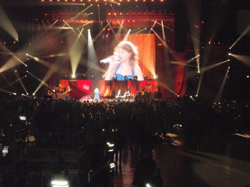 Taylor Swift — March 15 - Milan, Italy — photo 92