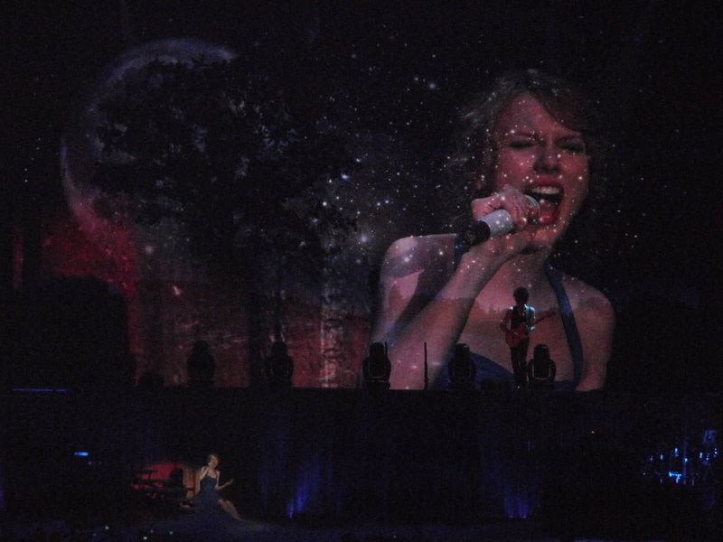 Taylor Swift — March 15 - Milan, Italy — photo 96