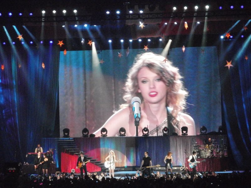 Taylor Swift — March 15 - Milan, Italy — photo 105