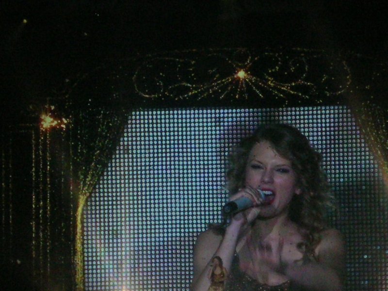 Taylor Swift — March 15 - Milan, Italy — photo 171
