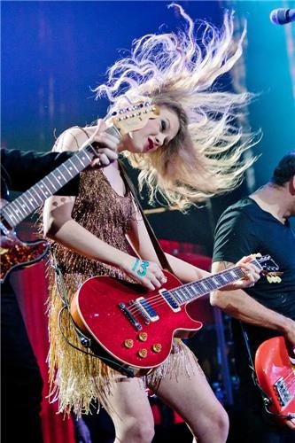 Taylor Swift — March 17 - Paris, France — photo 2