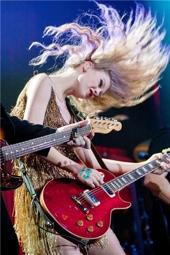 Taylor Swift — March 17 - Paris, France — photo 12