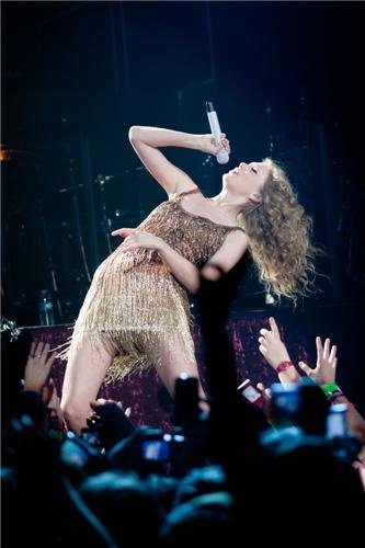 Taylor Swift — March 17 - Paris, France — photo 16