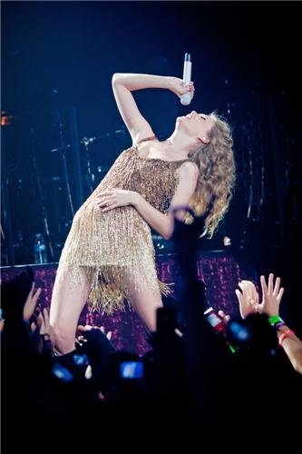 Taylor Swift — March 17 - Paris, France — photo 23