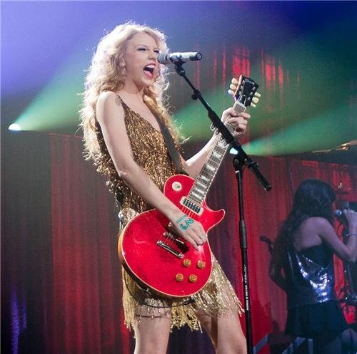 Taylor Swift — March 17 - Paris, France — photo 24